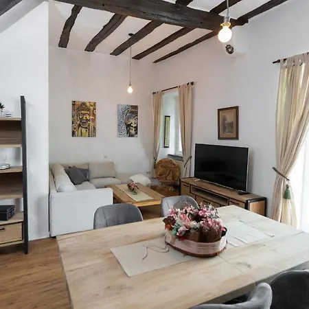 Apartment Zur Alten Weinkelter: Historic Timbered House With Bike Storage