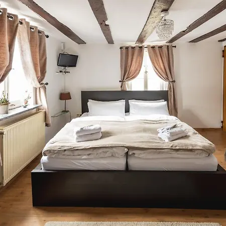Zur Alten Weinkelter: Historic Timbered House With Bike Storage Apartment *
