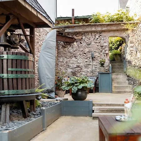 Zur Alten Weinkelter: Historic Timbered House With Bike Storage Apartment