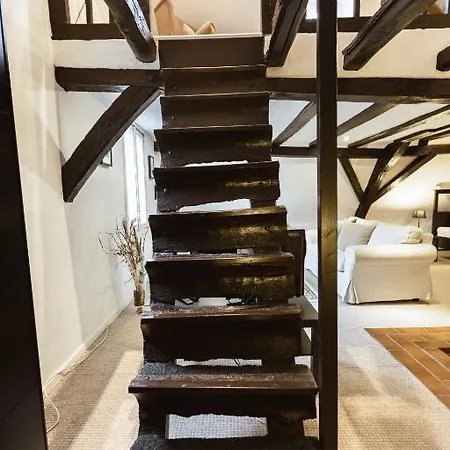 Zur Alten Weinkelter: Historic Timbered House With Bike Storage Apartment